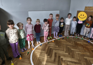 Na zdjęciu widzimy grupkę dzieci, które ćwiczą utwór.