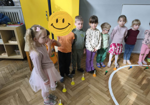 Na zdjęciu widzimy grupkę dzieci, które ćwiczą utwór.