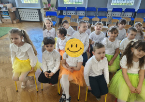 Na zdjęciu widzimy grupkę dzieci, które czekają na swój występ.