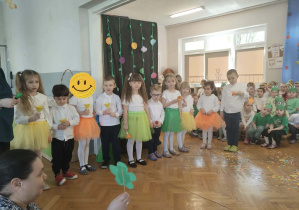 Na zdjęciu widzimy grupkę dzieci, które występują na Koncercie Wiosennym - grają na dzwonkach diatonicznych oraz na grzechotkach do piosenki "Wiosna".