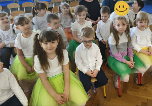 Na zdjęciu widzimy grupkę dzieci, które czekają na swój występ.