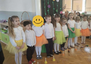 Na zdjęciu widzimy grupkę dzieci, które występują na Koncercie Wiosennym - śpiewają piosenkę "Wiosna".