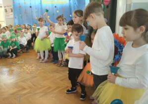 Na zdjęciu widzimy grupkę dzieci, które występują na Koncercie Wiosennym - grają na dzwonkach diatonicznych oraz na grzechotkach do piosenki "Wiosna".