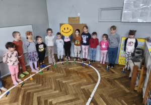 Na zdjęciu widzimy grupkę dzieci, które ćwiczą utwór.