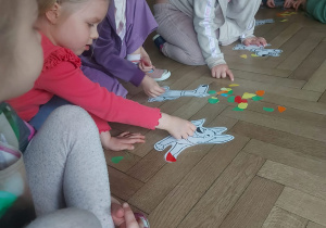 Dzieci podczas wykonywania zadania