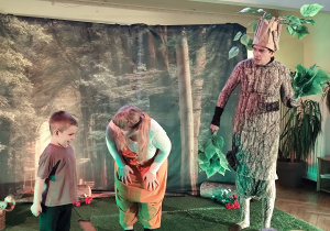 chłopiec opowiada dziewczynce jak można dbać o drzewa