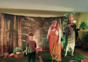 chłopiec opowiada dzieciom jak dbać o drzewa