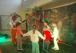 dzieci podczas wspólnej zabawy z aktorami