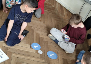 dzieci podczas tworzenia kodu