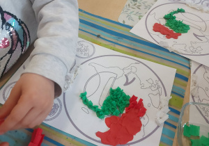 dzieci podczas pracy plastycznej dotyczącej ziemi