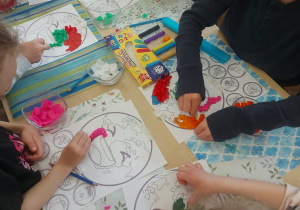 dzieci podczas pracy plastycznej dotyczącej ziemi