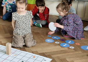 jedna dziewczynka, tworzy kod, a druga porusza klockiem według wyznaczonej drogi