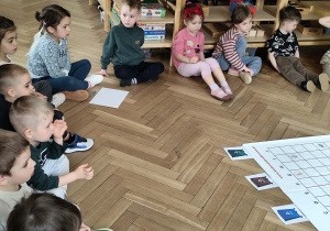 dzieci próbują zapisać ułożony kod