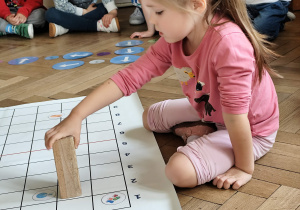 dziewczynka idzie według ułożonego kodu