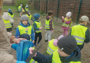 Chłopie znalazł na trawniku ogromną szynę z metalu