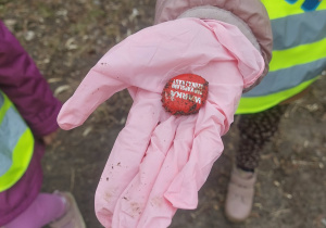 kapsli było co niemiara. Dzieci stwierdziły, że dorośli to straszni bałaganiarze