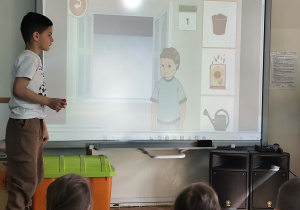 chłopiec podczas działania w programie