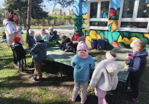 Dzieci podczas wysiewania pestek