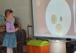 Dziewczynka podczas pracy w programie