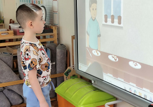 chłopiec poznaje co wyrośnie z pestki