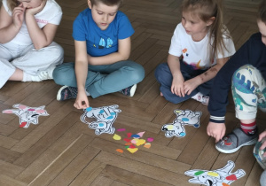 Dzieci układają odpowiedna ilość pchełek