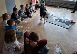 Dzieci układają odpowiedna ilość pchełek