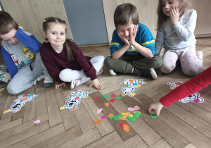 Dzieci układają odpowiedna ilość pchełek