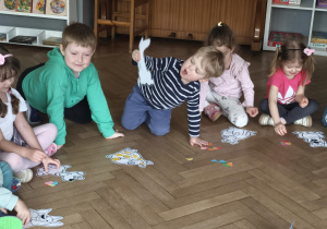 Dzieci układają odpowiedna ilość pchełek