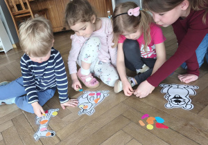 Dzieci układają odpowiedna ilość pchełek