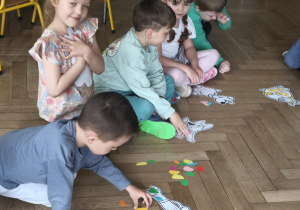 Dzieci układają odpowiedna ilość pchełek