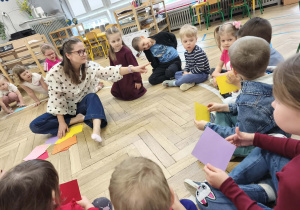 Dzieci szykują swoje wizytówki