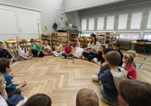 Dzieci siedzą w kręgu i omawiają przyczyny złośći