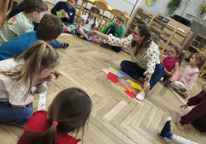 Dzieci szykują swoje wizytówki