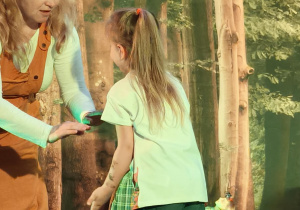 Dzieci podczas występu w przedstawieniu