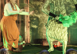 Aktorzy na scenie w roli dziewczynki i drzewa