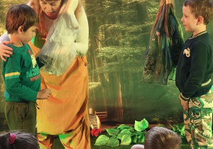 Dzieci podczas występu w przedstawieniu