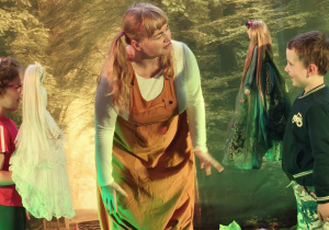 Dzieci podczas występu w przedstawieniu