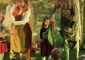 Dzieci podczas występu w przedstawieniu