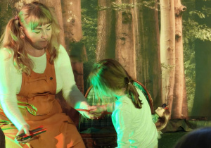 Dzieci podczas występu w przedstawieniu