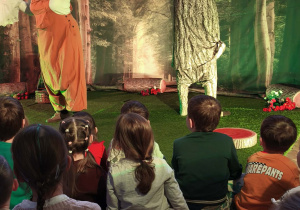 Dzieci podczas występu w przedstawieniu