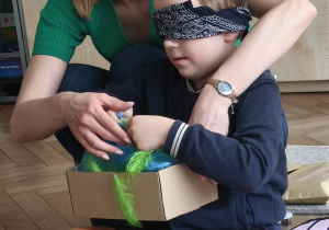 Dziecko poznaje świat za pomocą dotyku