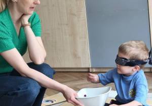 Dziecko poznaje świat za pomocą dotyku