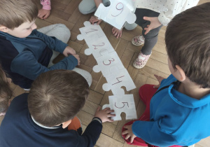 Dzieci układają puzzle