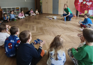 Dzieci rozmawiają z P Iloną