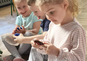 Dzieci wyrażana emocje minami