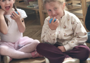 Dzieci wyrażana emocje minami