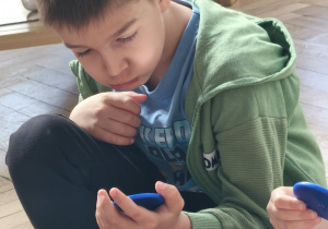 Dzieci wyrażana emocje minami