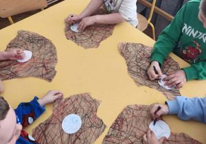 Dzieci uczestniczą w zabawie Edukacji przez ruch - złe twarze