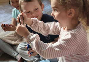 Dzieci wyrażana emocje minami