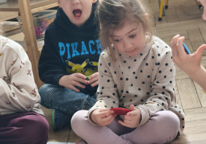 Dzieci wyrażana emocje minami